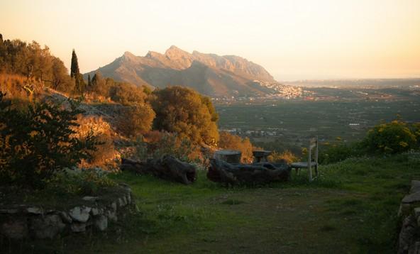 Paisaje de montaña con una mesa y sillas rústicas